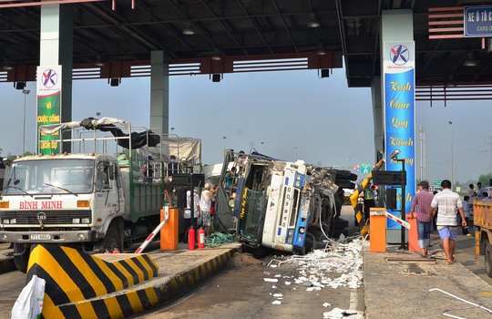 Hiện trường vụ xe tải tông sập cabin trạm thu phí Chợ Đệm trên đường cao tốc TP HCM - Trung Lương