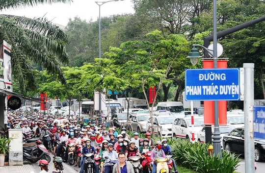 Giao lộ Phan Thúc Duyện - Trần Quốc Hoàn (quận Tân Bình) nằm trên đường ra vào sân bay Tân Sơn Nhất luôn xảy ra ùn ứ vào giờ cao điểm Ảnh: Gia Minh