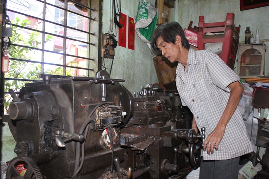 
Ông Lý Châu Hùng, chồng chị Hàng Thị Nguyệt, chăm chỉ làm việc bên chiếc máy tiện
