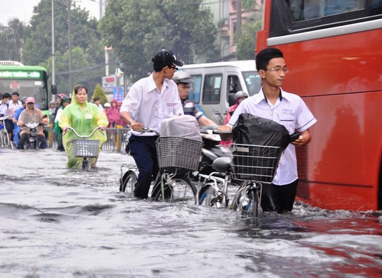 Đường Kinh Dương Vương (quận Bình Tân, TP HCM) dù nhiều lần chống ngập nhưng sau cơn mưa chiều 5-11 đã biến thành sông Ảnh: GIA MINH