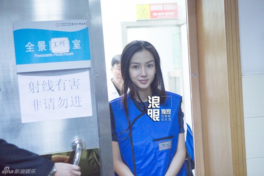 Angelababy kiểm tra độ chân thật của nhan sắc mình