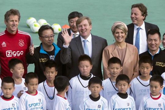 Quốc vương Willem-Alexander và Hoàng hậu Maxima tham gia sự kiện tại một trường học ở Bắc Kinh. Ảnh: AP