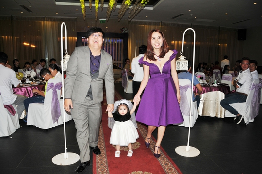 NS Gia Bảo, Thanh Hiền dẫn con gái lên sân khấu trong buổi tiệc thôi nôi của bé Grammy