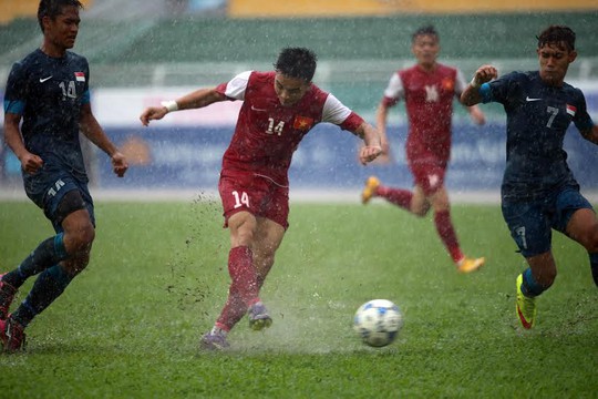 Trời mưa khiến những cú dứt điểm của U21 Việt Nam thiếu chuẩn xác