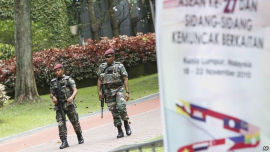 Lực lượng an ninh tuần tra bên ngoài khu vực diễn ra hội nghị ASEAN. Ảnh: AP