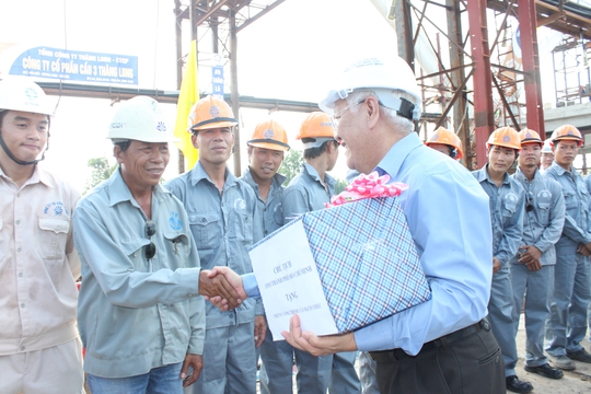 
Chủ tịch UBND TP HCM Lê Hoàng Quân tặng quà cho kỹ sư, công nhân thi công công trình.
