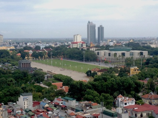 
Đứng từ trên nóc nhà 8B Lê Trực nhìn về Lăng Chủ tịch Hồ Chí Minh, Quảng trường Ba Đình và Nhà Quốc hội
