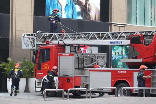 
Ít phút sau, lực lượng PCCC chuyên nghiệp với 20 xe chữa cháy công nghệ cao, cùng nhiều xe cứu thương… đến hiện trường để phối hợp với lực lượng PCCC triển khai công tác chữa cháy và cứu nạn - cứu hộ
