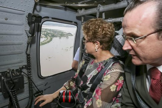 Tổng thống Brazil Dilma Rousseff hôm 24-12 bay qua khu vực bị ngập lụt ở biên giới với Argentina và Uruguay để đánh giá tình hình. Ảnh: Reuters