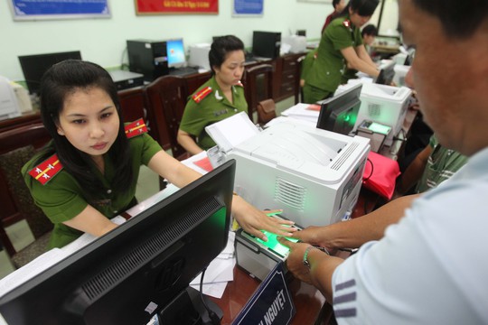 
Đặc biệt, trong quy trình làm giấy CMND mới, người dân không còn lăn tay để lấy dấu vân tay mà thay vào đó là sử dụng máy lấy dấu vân tay tiện lợi và hiện đại
