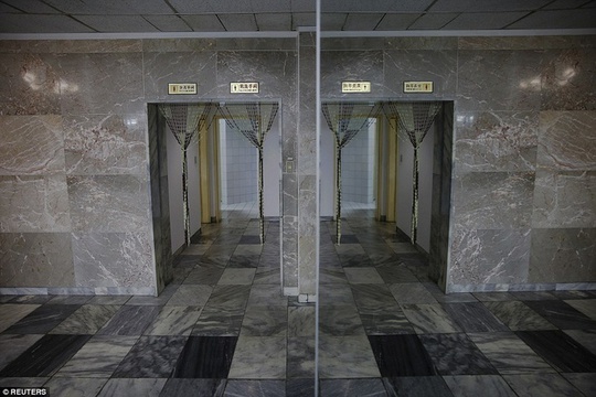 Lối vào nhà vệ sinh của khách sạn quốc tế Yanggakdo, Bình Nhưỡng, Triều Tiên.