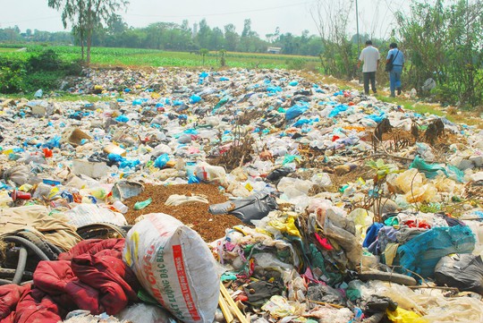 Khu bãi rác tạm cho 5 xã cù lao của huyện Thanh Bình, tỉnh Đồng Tháp đã quá tải 
Ảnh: THỐT NỐT