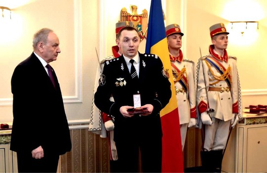 
Constantin Malik được Tổng thống Moldova Nicolae Timofti khen thưởng ngày 31-5-2015 nhưng sau đó,

do đấu đá nội bộ, đơn vị của ông bị giải tán Ảnh: AP
