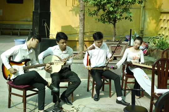 Các nghệ nhân đờn và ca biểu diễn tại Trường THPT Ernst Thälmann, quận 1, TP HCM Ảnh: Minh Trung