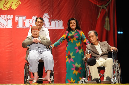 NSND Kim Cương và nghệ sĩ Hữu Châu đưa 2 nghệ sĩ Mai Lan, Long Hải lên sân khấu nhận quà trong chương trình “Nghệ sĩ tri âm”