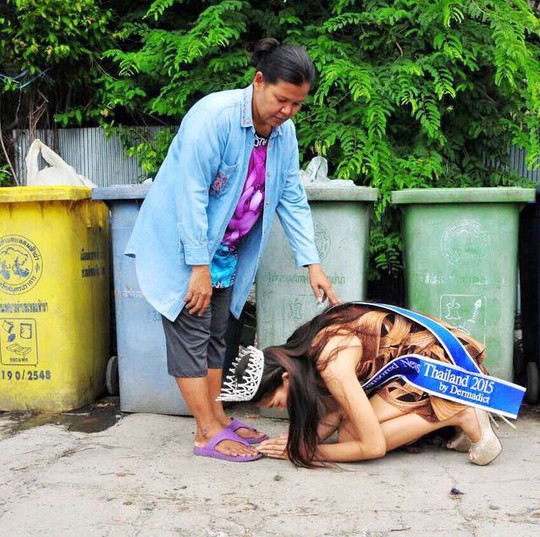 Tấm hình gây xúc động người xem của hoa hậu Thái Lan Ảnh: INTERNET