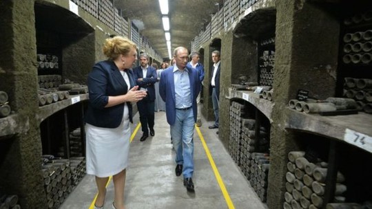 Ông Putin tham quan xưởng rượu ở Crimea. Ảnh: EPA