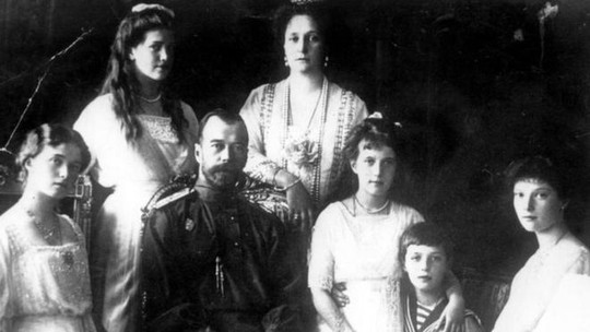 
Sa hoàng Nicholas II (áo đen) cùng gia đình. Ảnh: PA
