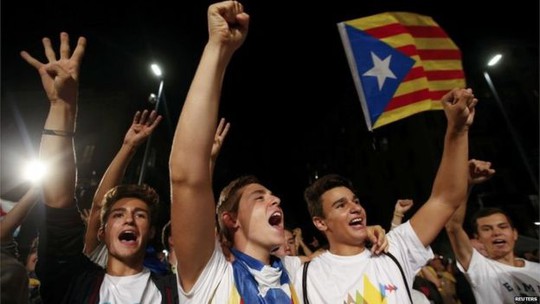 Người dân Catalonia ăn mừng chiến thắng sau cuộc bầu cử. Ảnh: Reuters