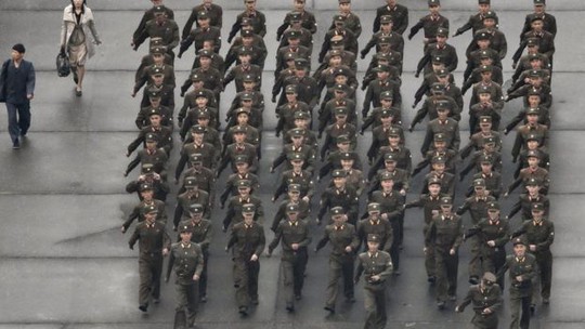 
Triều Tiên tập duyệt binh sáng 10-10. Ảnh: BBC
