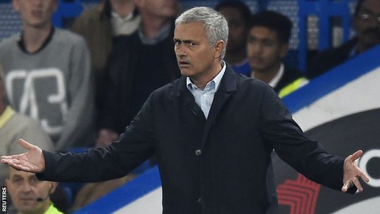 HLV Mourinho thường xuyên bị vạ miệng