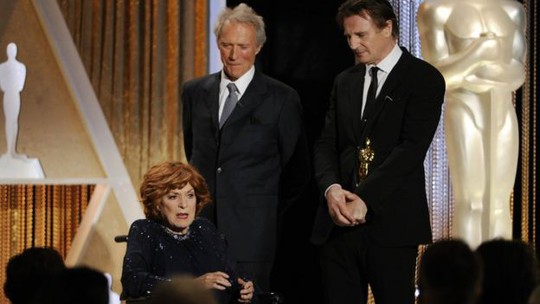 Maureen O’Hara lúc nhận Oscar vinh dự