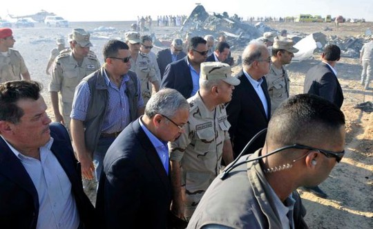Thủ tướng Sharif Ismail (thứ ba từ phải sang), thăm hiện trường tai nạn. Ảnh: AP