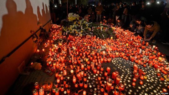 Tưởng niệm nạn nhân vụ việc. Ảnh: Reuters