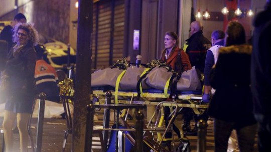 
Thi thể nạn nhân vụ tấn công khủng bố tại Paris đêm 13-6 đang được chuyển đi. Ảnh: Reuters
