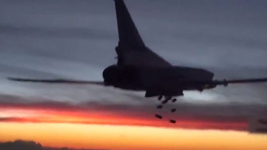Máy bay Nga đang ném bom các mục tiêu tại Syria.Nhưng nhiều khả năng Trung Quốc sẽ không hành động tương tự như vậy. Ảnh: EPA
