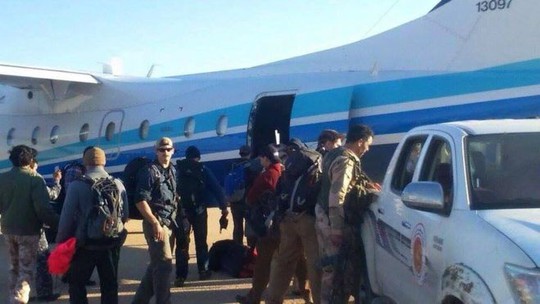
Ảnh trên Facebook Không quân Libya cho thấy những người lính đặc nhiệm Mỹ đang quay trở vào máy bay sau khi bị một nhóm dân quân Libya xua đuổi. Ảnh: Libyan Air Force
