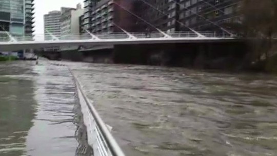 Nước lũ dâng cao ở gần 1 cây cầu tại Manchester. Ảnh:BBC