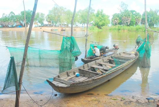 Tháng 10-2015, bờ kênh Vĩnh Tế nước chỉ xăm xắp Ảnh: THỐT NỐT
