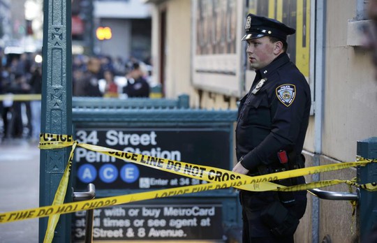 Cảnh sát phong tỏa hiện trường nổ súng ở New York. Ảnh: Reuters