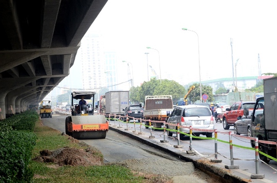 Trong khi đó, Sở GTVT Hà Nội cũng đã cho triển khai thực hiện phương án xén thảm cỏ trên đường Khuất Duy Tiến, Phạm Hùng, Nguyễn Xiển để mở rộng lòng đường