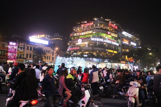 Quảng trường Đông Kinh Nghĩa Thục chật kín người đi chơi trong đêm Giáng sinh