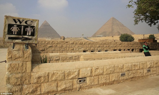 Một phụ nữ đang đứng chờ vào nhà vệ sinh đối diện tượng Nhân sư gần khu vực kim tự tháp Giza, ngoại ô Cairo, Ai Cập.