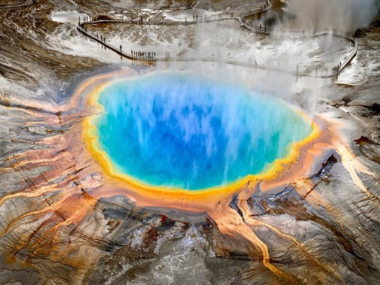 
Yellowstone là công viên quốc gia lâu đời nhất ở Mỹ, nổi tiếng với các loài động vật hoang dã và các mạch nước phun tuyệt đẹp.
