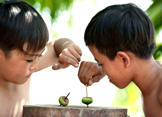 Th&uacute; vui tuổi thơ Ảnh: TRẦN CH&Iacute; K&Ocirc;NG