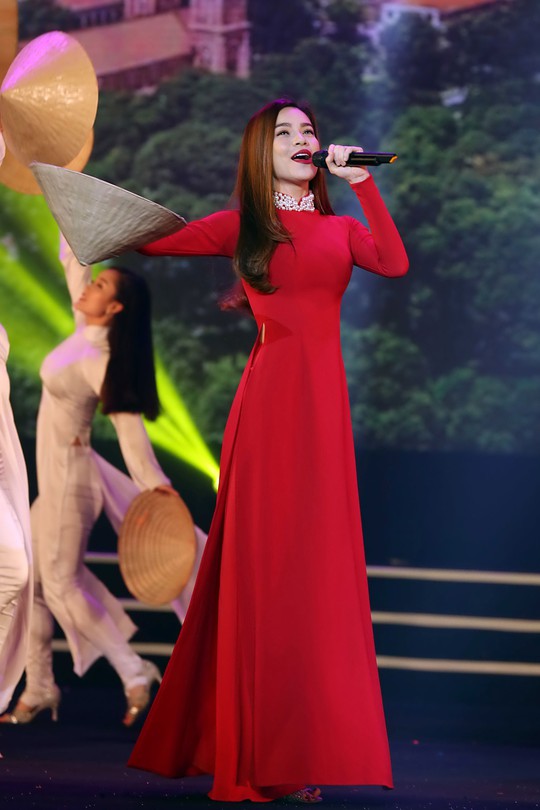 Ca sĩ Hồ Ngọc Hà tham gia trình diễn trong chương trình. (Ảnh do ban tổ chức cung cấp)
