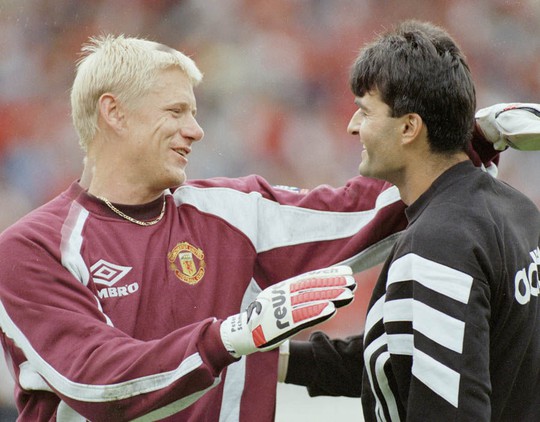 
Srnicek và cựu thủ môn M.U Peter Schmeichel
