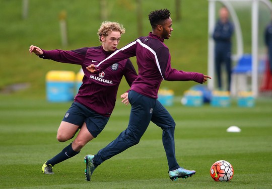 
Tom Davies và Sterling
