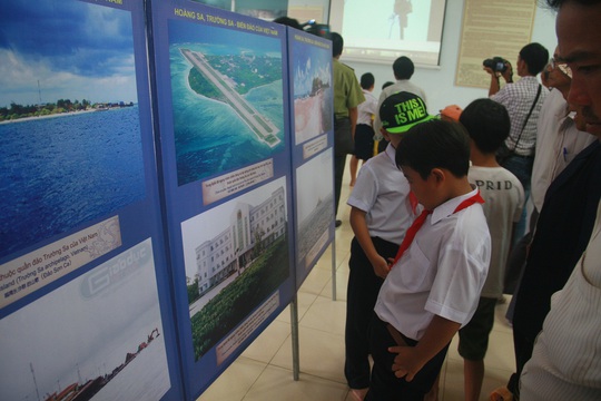 Học sinh xã đảo thích thú với bản đồ thể hiện 2 quần đảo Hoàng Sa, Trường Sa của Việt Nam