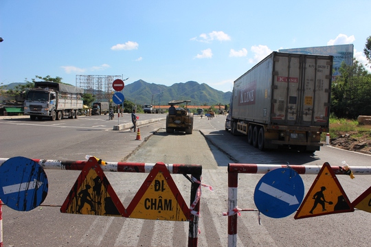Quốc lộ 1 đoạn qua xã Vĩnh Lương, TP Nha Trang (Khánh Hòa) được sửa chữa