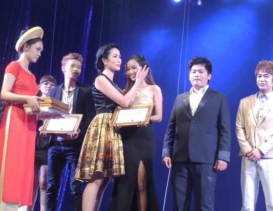 NS Trịnh Kim Chi trao bằng tốt nghiệp cho diễn viên trẻ