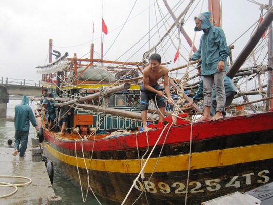 Một tàu cá vừa cập bến ở Thuận An để trú bão