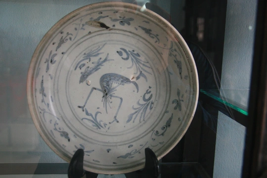 
Đĩa vẽ xanh trắng, trang trí họa tiết tôm, cá, gốm sứ Việt Nam thế kỷ XV, hiện vật thu được từ cuộc khai quật tàu đắm Cù Lao Chàm năm 2003-2007

 
