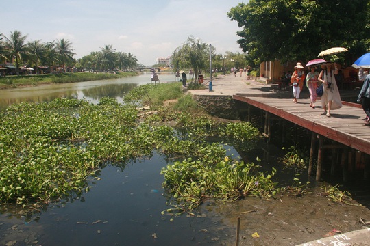 
Sông Hoài cũng đang phải gánh chịu ô nhiễm từ kênh Chùa Cầu
