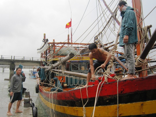 
Một tàu đánh cá của ngư dân tỉnh Quảng Bình vào cửa Thuận An để trú bão
