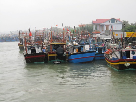 Tàu thuyền neo đậu gần cửa biển Thuận An
